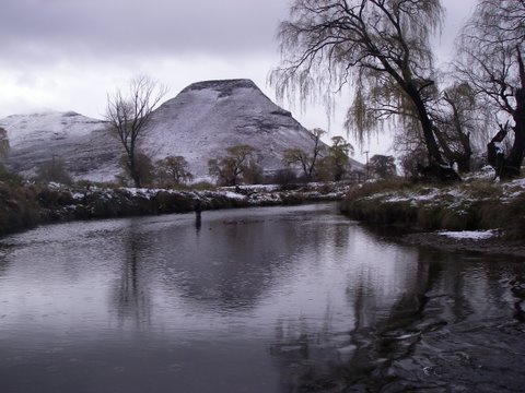 fly_fisherman_with_rhodeskop_in_the_background